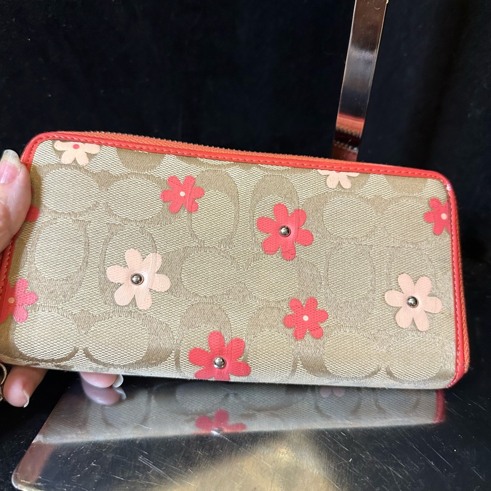 Coach Daisy Floral Zip accordion Wallet in Coral and Khaki - Picture 6 of 12